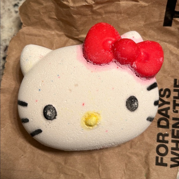 LUSH x HELLO KITTY bathbomb - Picture 2 of 3